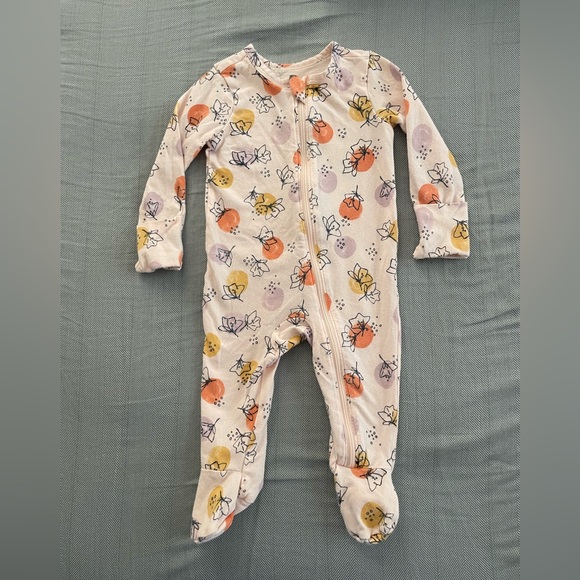 Bundle of 7 footies/sleepers 0-3mo (Hanna Andersson, Tea Collection, Carter’s) - Picture 6 of 10